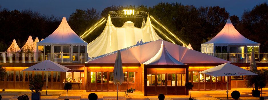 Das Theater Tipi am Kanzleramt in der Abenddämmerung