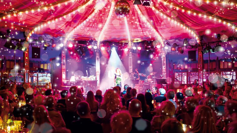 Blick in den funkelnden Spiegelsaal des Theaters Bar jeder Vernunft