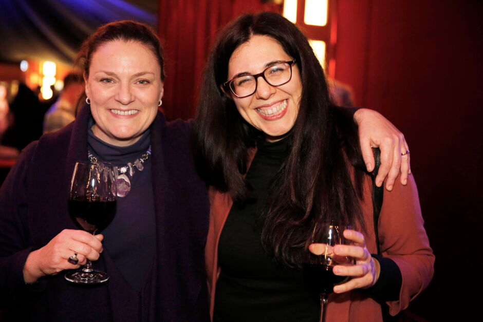 Premierenfeier: Rebecca Carrington, Martina Colli, v.l.