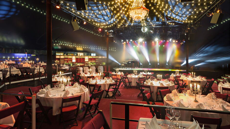 TIPI AM KANZLERAMT – Saal mit Gala-Menübestuhlung TIPI AM KANZLERAMT – Saal mit Gala-Menübestuhlung