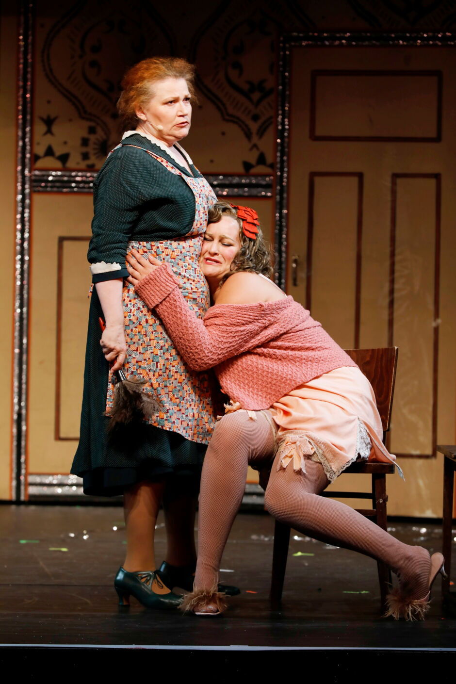 2026: Brigitte Oelke als Fräulein Schneider und Anna Overbeck als Fräulein Kost