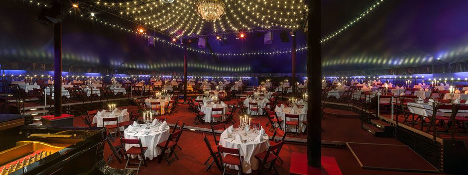 Flexible Raumaufteilung jede Art von Event in Berlin Blick in den festlich geschmückten Saal der Berliner Eventlocation Tipi am Kanzleramt